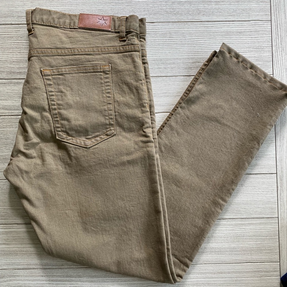 Dearborn men’s straight leg khaki. Jean fit.